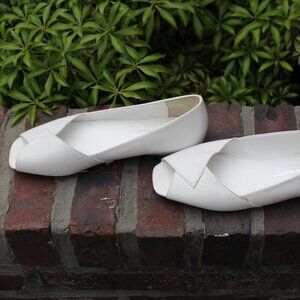 Chic Vintage United Nude White Flats